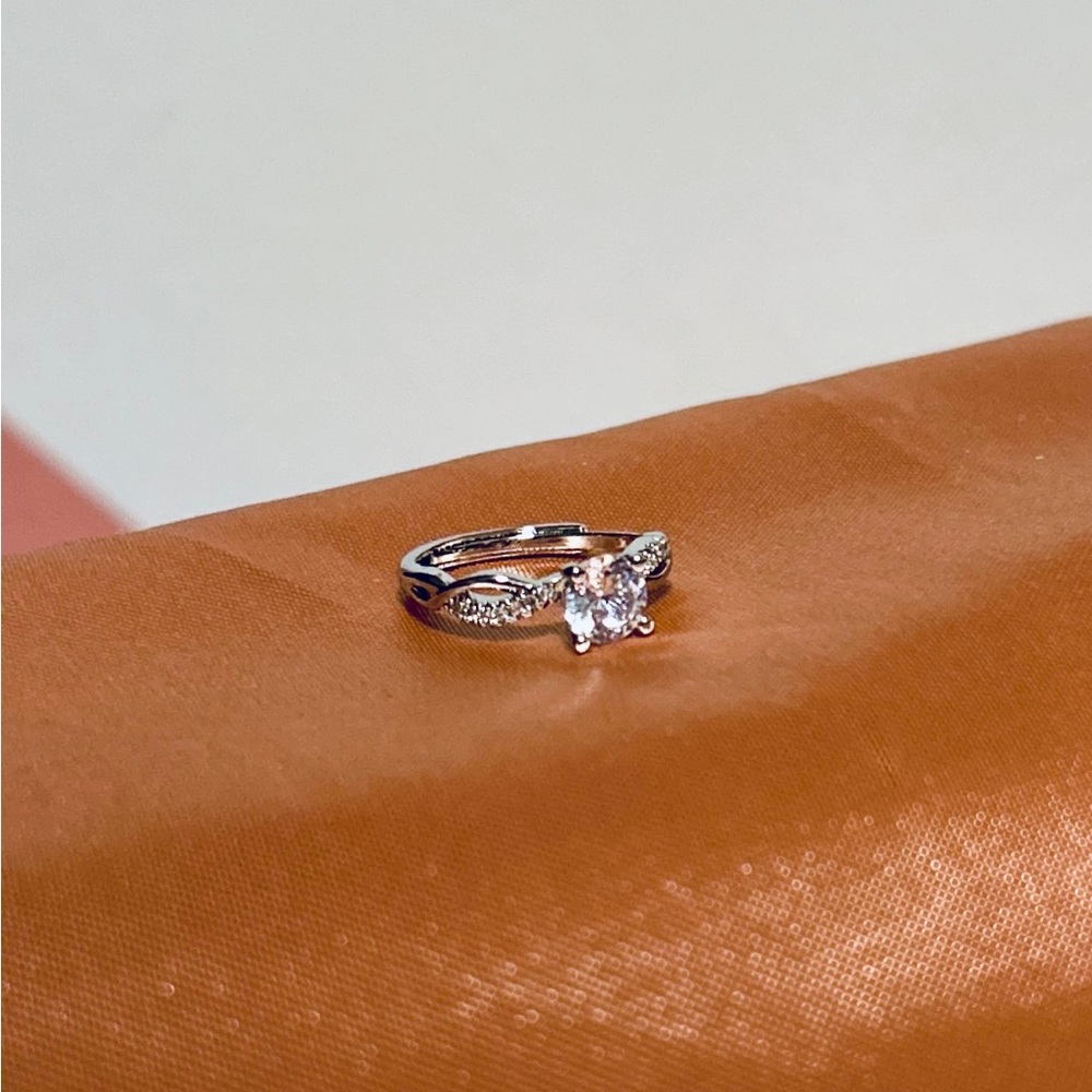 NWT VS1 Clarity Ring Solitaire Elegant 1.0ct D Engagement Ring GRA VS1
